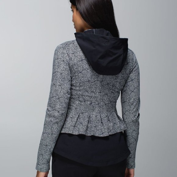 Lululemon PRISTINE Bust A Move- Peplum Jacket Zipper Moto- white Black- Size 4/6 - Picture 3 of 16